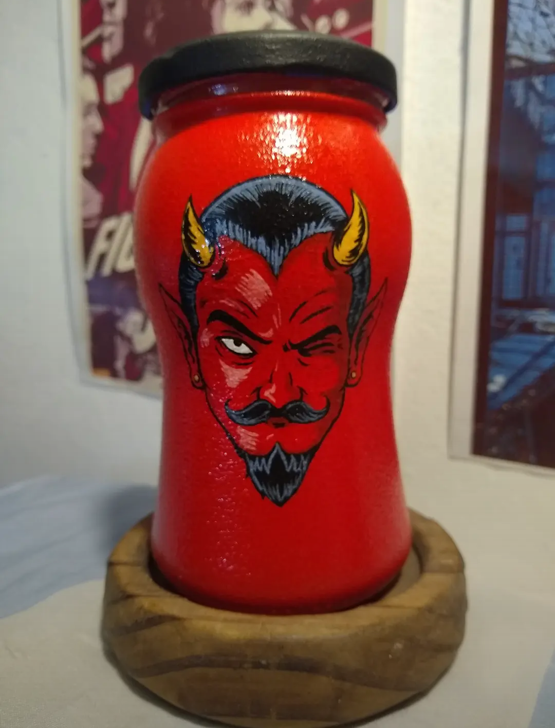 Frasco pintado a mano con diseño Evil